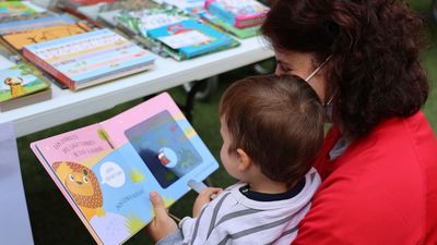 Lectura como medicina: el Hospital Niño Jesús celebra la Feria del Libro repartiendo ejemplares entre sus pacientes