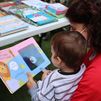 Lectura como medicina: el Hospital Niño Jesús celebra la Feria del Libro repartiendo ejemplares entre sus pacientes