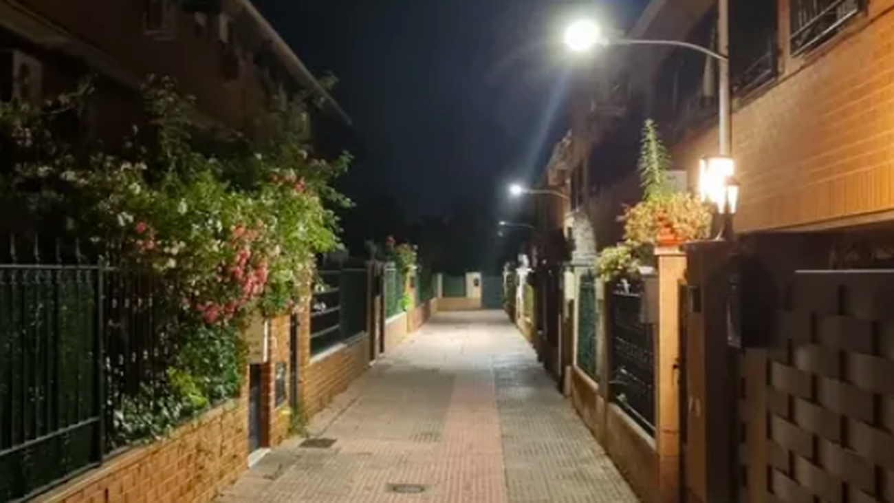 Una calle iluminada en la urbanización Los Pajarillos de Arganda del Rey