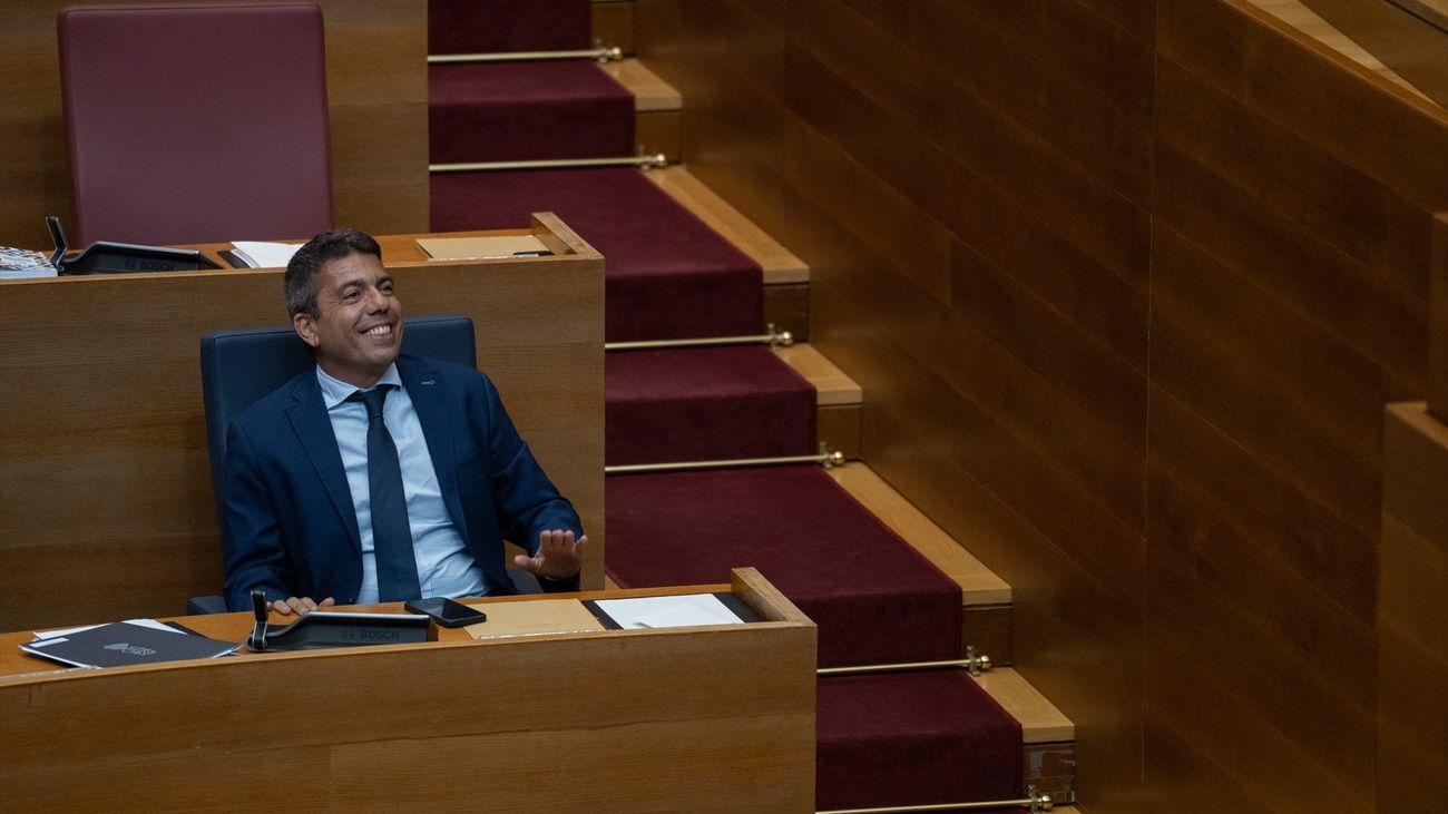 El president de la Generalitat, Carlos Mazón, celebra la aprobación de los presupuestos