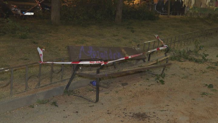Banco donde estaba el joven herido por la rama de un árbol en Carabanchel / TELEMADRID