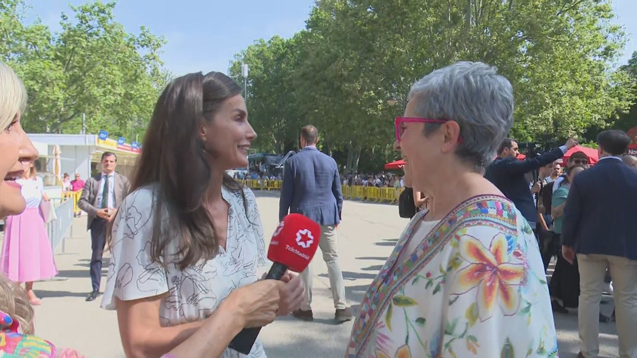 Doña Letizia conversa con la directora de la Feria del Libro de Madrid ante las cámaras de Telemadrid