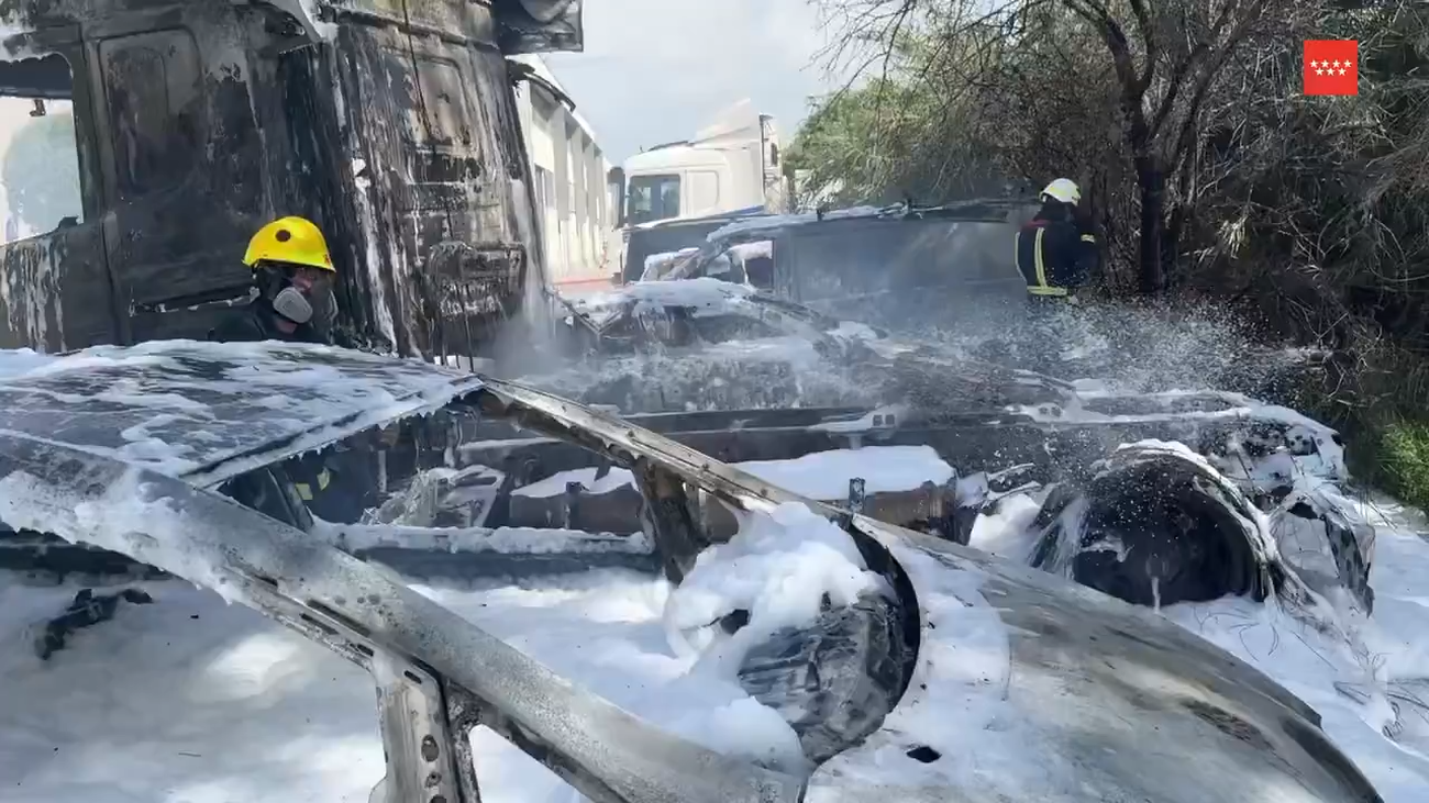 Un incendio en Meco calcina varios camiones y coches y afecta a una zona de viveros del arroyo de las Monjas