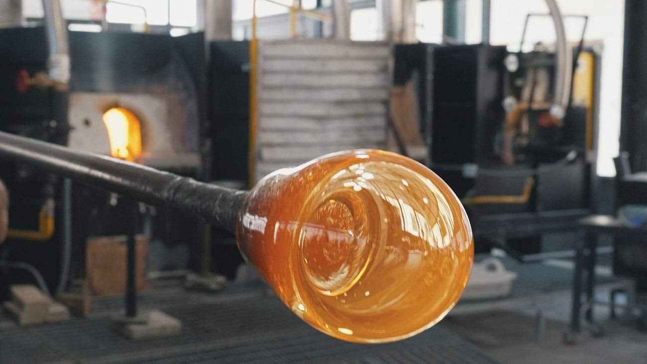Realizamos artesanalmente una pieza de vidrio desde la Real Fábrica de Cristales