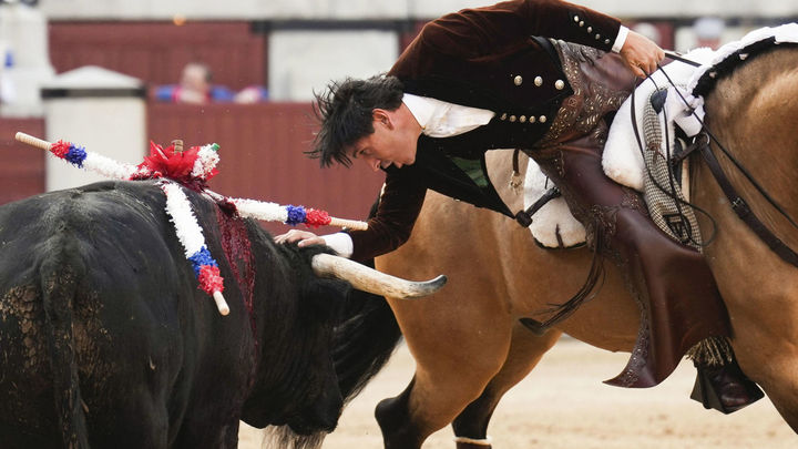 El rejoneador Diego Ventura en su faena durante la corrida de rejones en la plaza de toros de Las Ventas