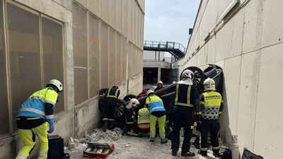 Una mujer queda atrapada en su coche tras caer desde 8 metros en un centro comercial de Majadahonda