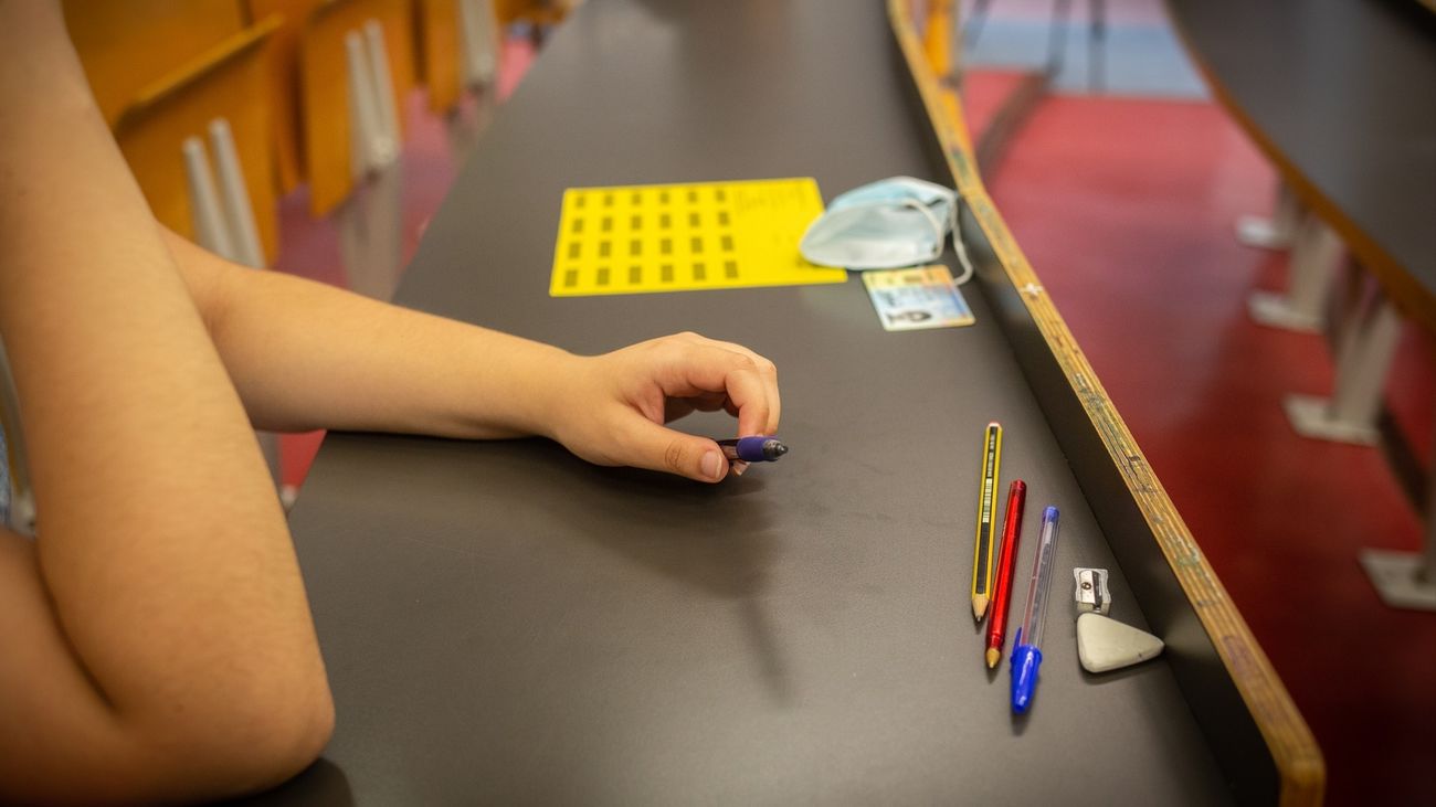 Un estudiante de bachillerato antes de comenzar los exámenes de las Pruebas de Acceso a la Universidad (PAU)