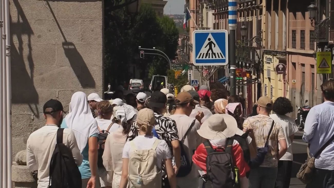 España recibió récord de 25,6 millones de turistas extranjeros hasta abril, un 7,1% más