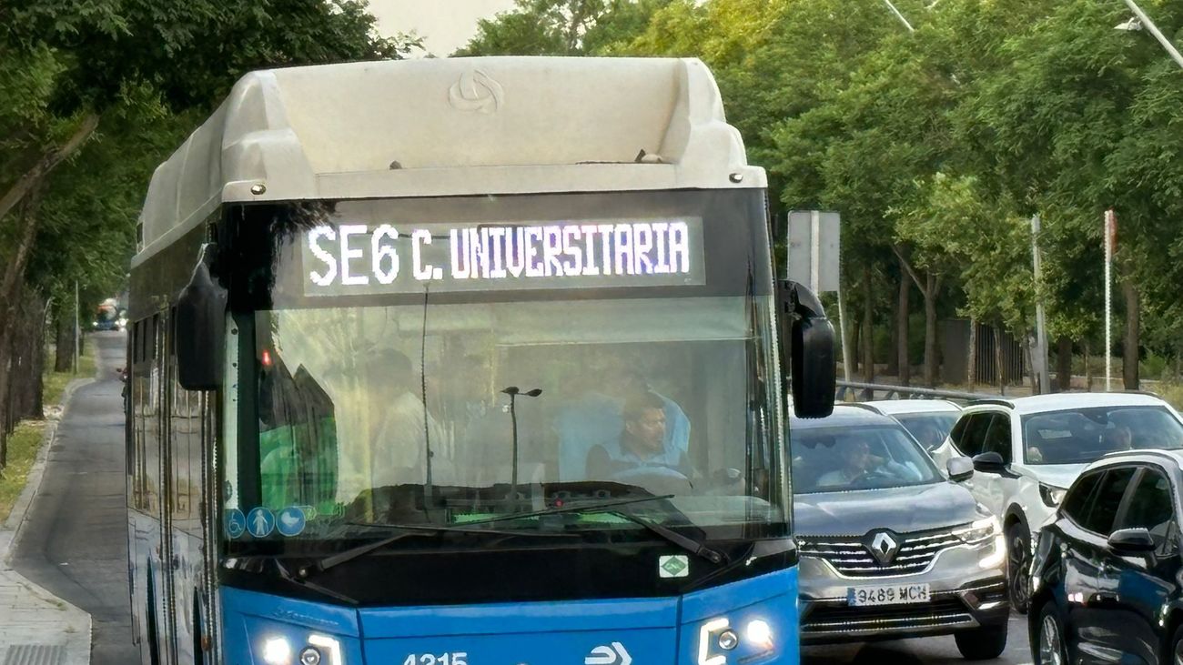 Primer día laborable con el corte parcial de la línea 6 de Metro con autobuses alternativos llenos