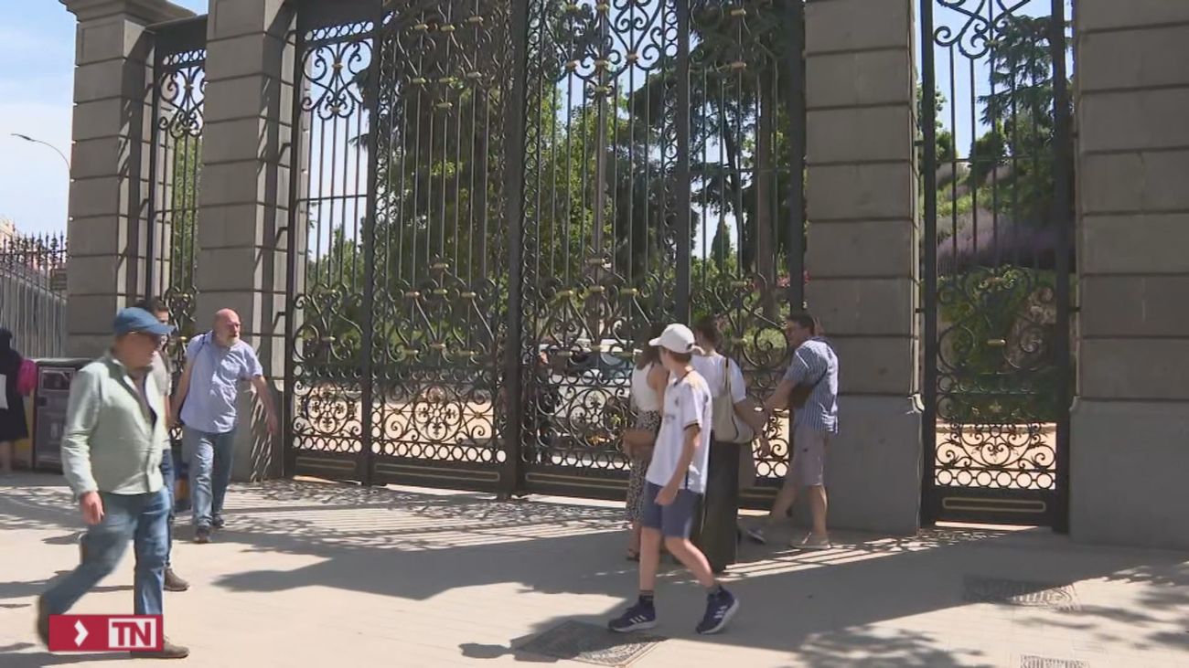 Almeida pide disculpas por cerrar El Retiro en la jornada inaugural de la Feria del Libro