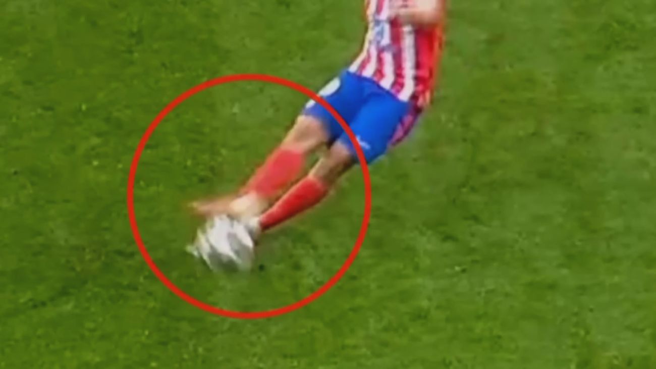 La IFAB cambia la norma del doble toque tras el penalti de Julián Álvarez