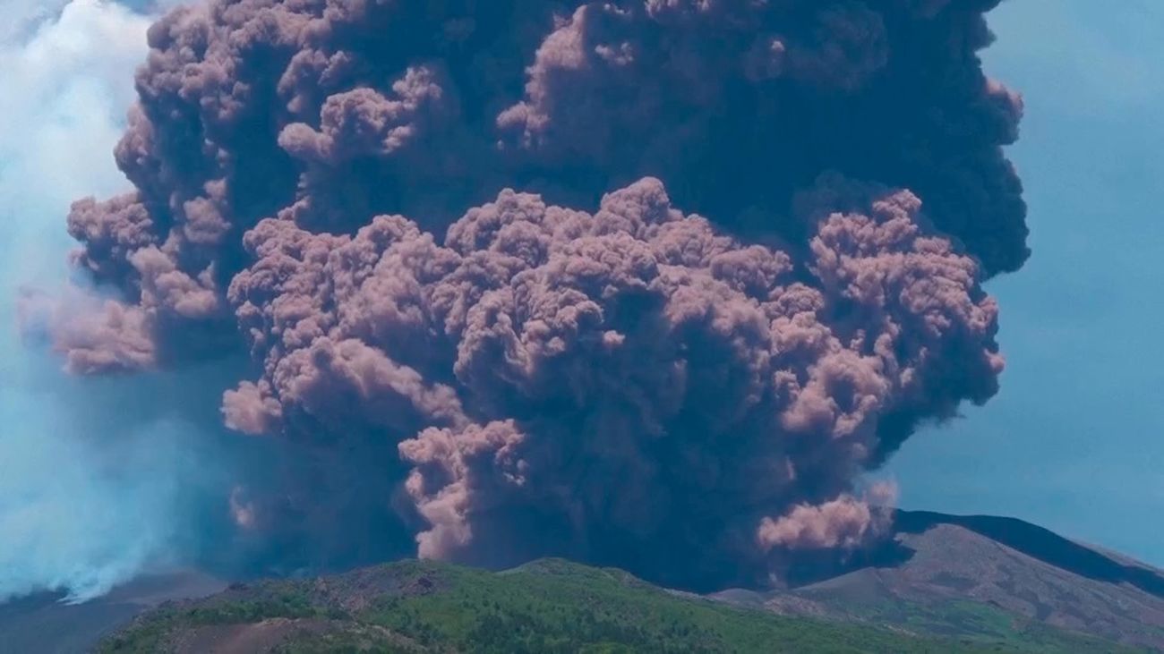 El volcán italiano Etna registra una potente erupción con coladas piroclásticas