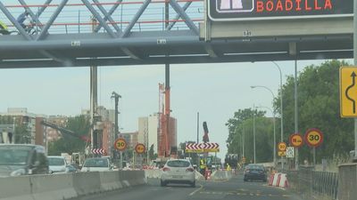 Nueva jornada de atascos en la A-5 tras la demolición del paso inferior que enlaza con la carretera de Boadilla