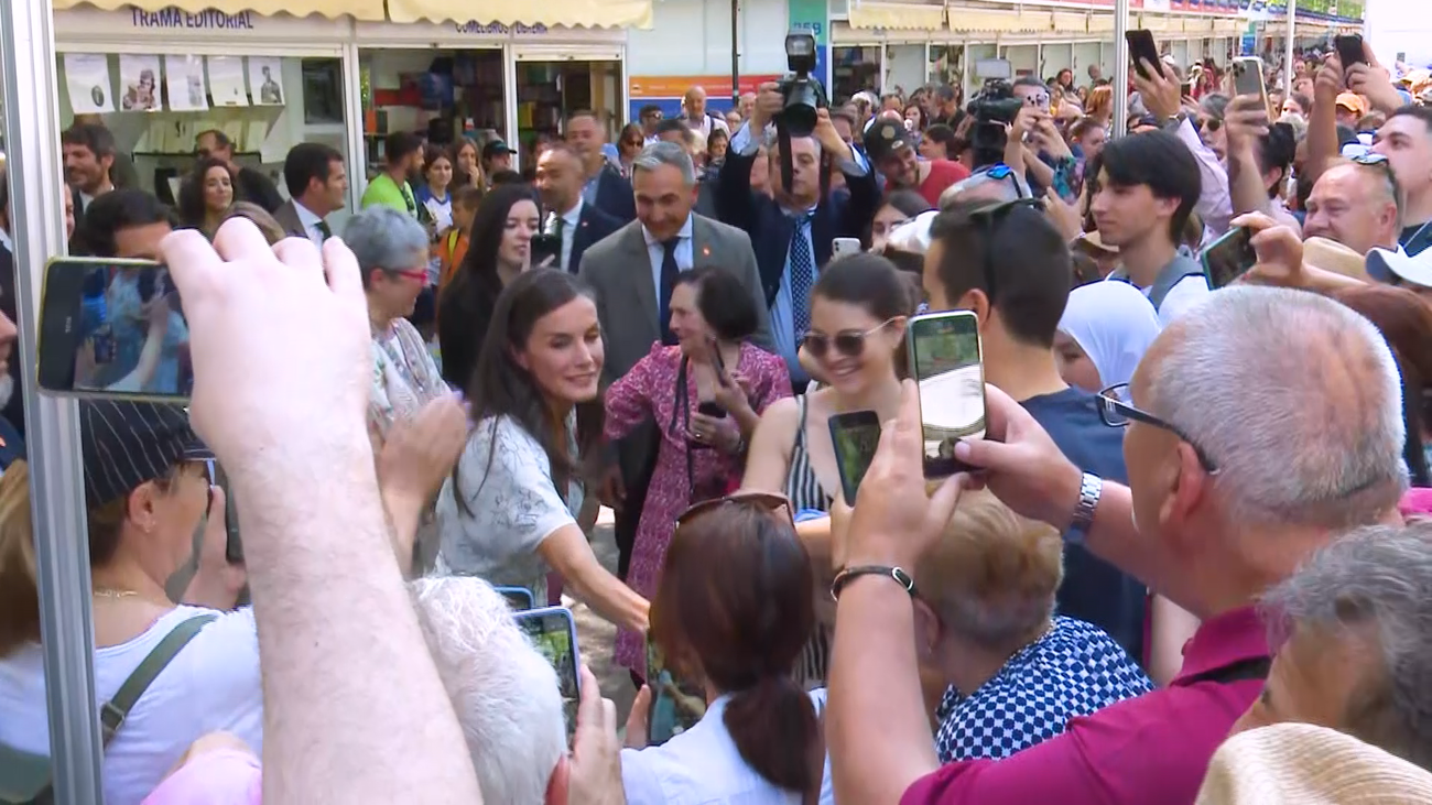 Los 21 libros comprados por la Reina Letizia en la Feria del Libro de Madrid