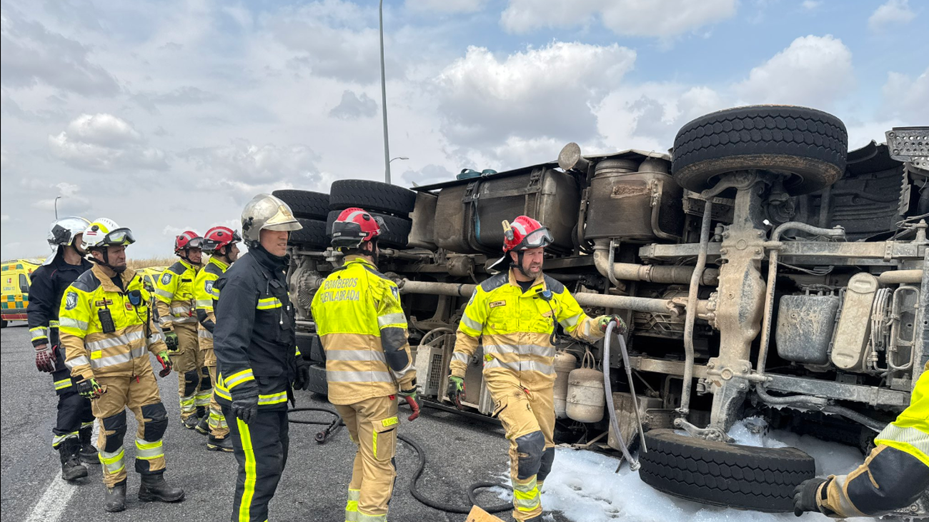 Grave el conductor de un camión tras volcar en Moraleja de Enmedio