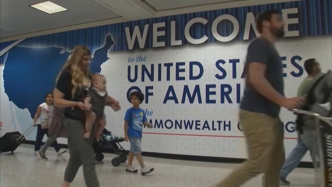 Trump prohíbe la entrada a EEUU de nacionales de doce países y limita la de otros siete