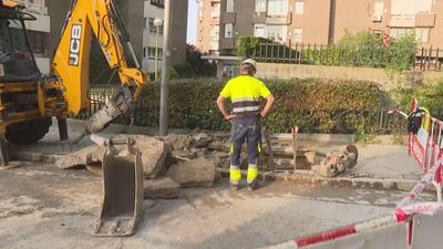 Vecinos del barrio de La Estrella, sin agua desde esta madrugada por la rotura de una tubería