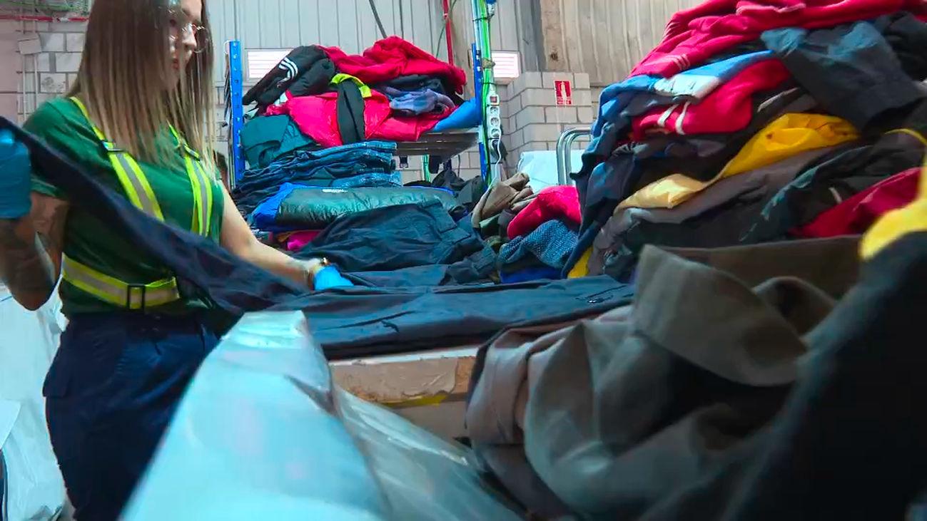 La planta de Humana en Leganés trata 45 toneladas diarias de ropa usada