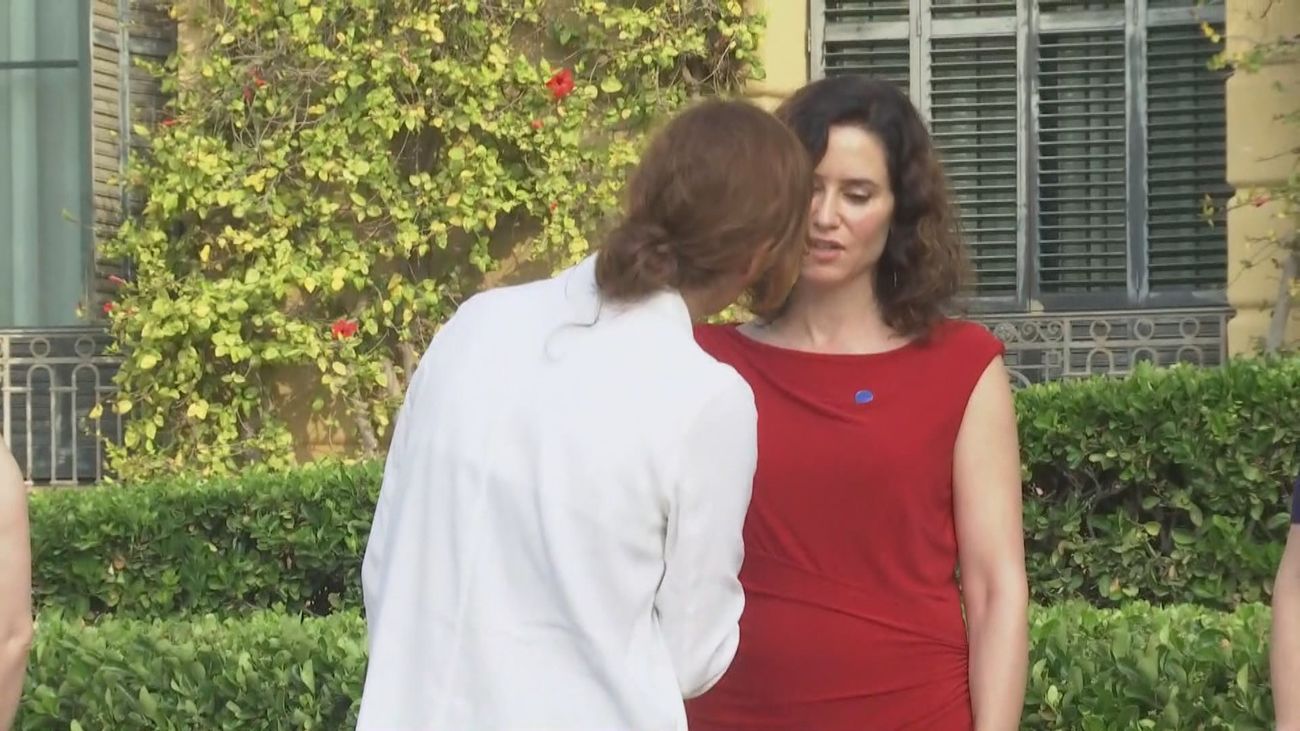 Encontronazo entre Mónica García y Ayuso: "¿Vas a darle un beso a una asesina?"