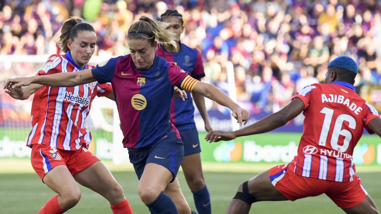 Alexia Putellas intenta marcharse de dos jugadoras del Atlético de Madrid