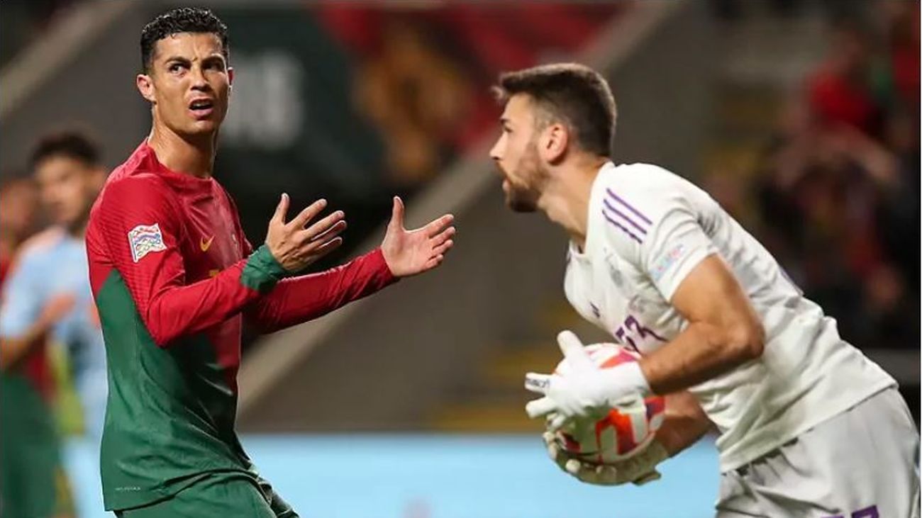 Cristiano Ronaldo y Unai Simón