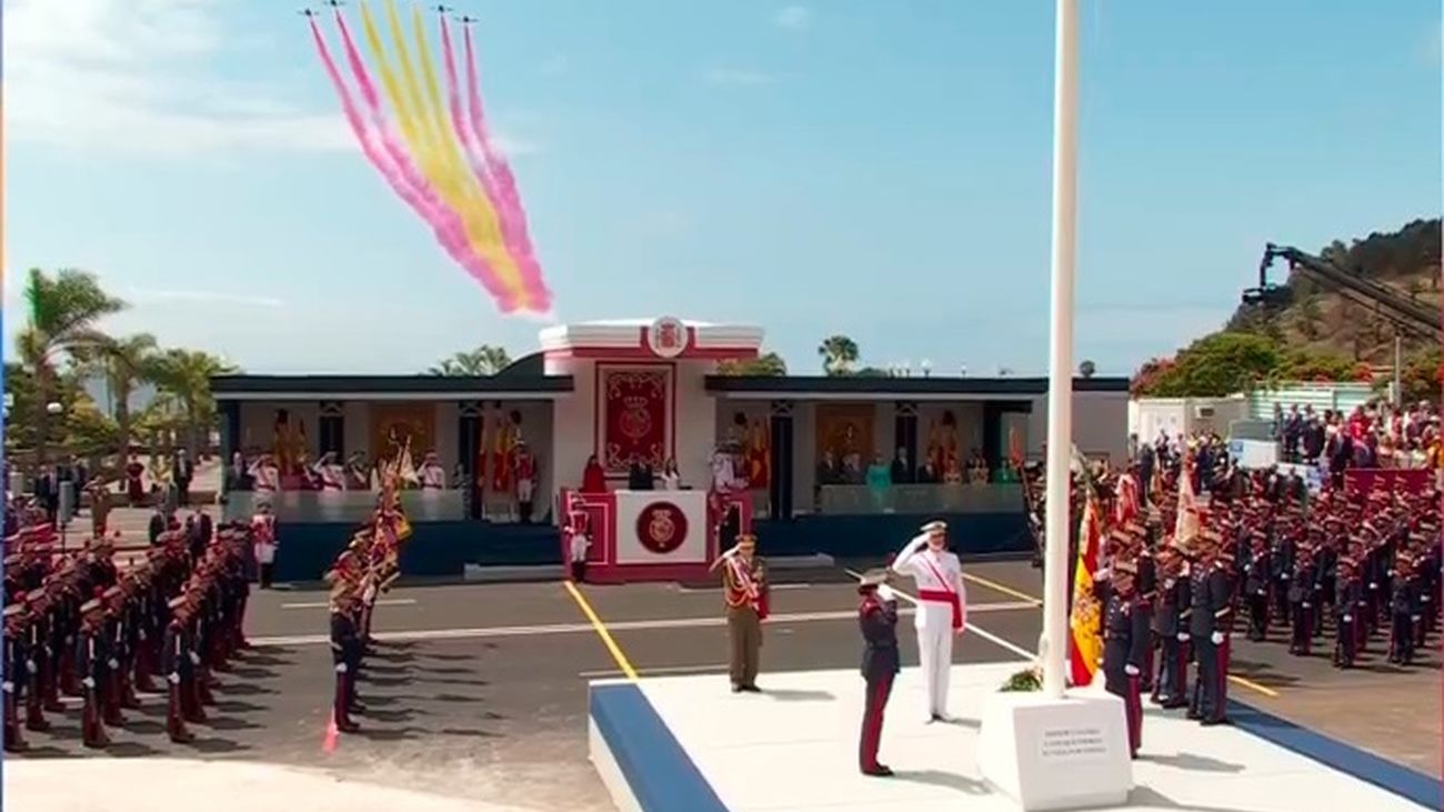 Los Reyes se dan un baño de masas con las Fuerzas Armadas  en Tenerife