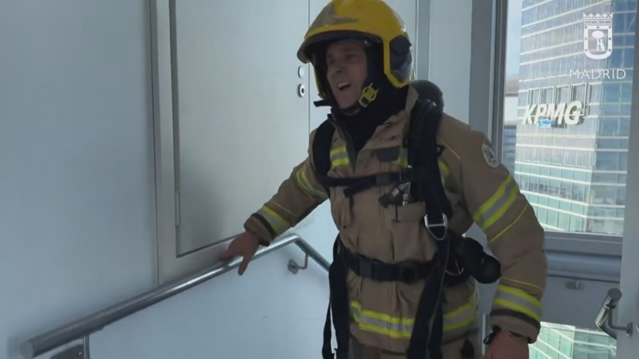 Subir corriendo 55 plantas con 18 kilos de peso encima: la "temible" Carrera Vertical de los Bomberos de Madrid
