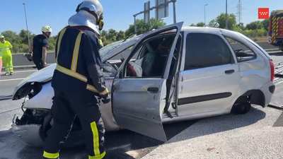 Herido grave un hombre de 46 años tras volcar su coche en la A-2 en Alcalá de Henares
