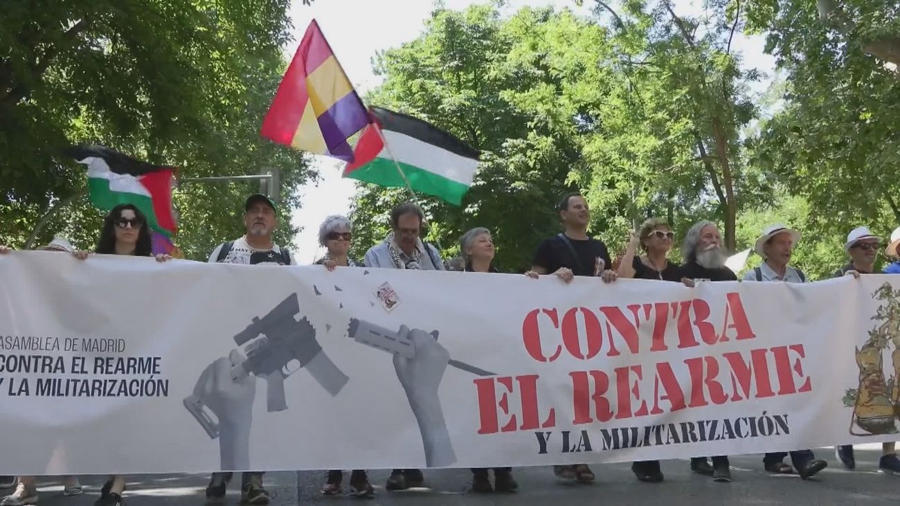 Sumar, Podemos e IU se manifiestan en Madrid contra el rearme y el gasto militar