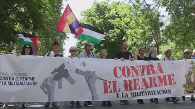 Sumar, Podemos e IU se manifiestan en Madrid contra el rearme y el gasto militar