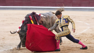 El abono de San Isidro finaliza con tensión en el ruedo y en los tendidos