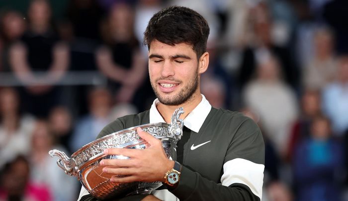 Alcaraz acaricia su segundo trofeo de Roland Garros / EFE