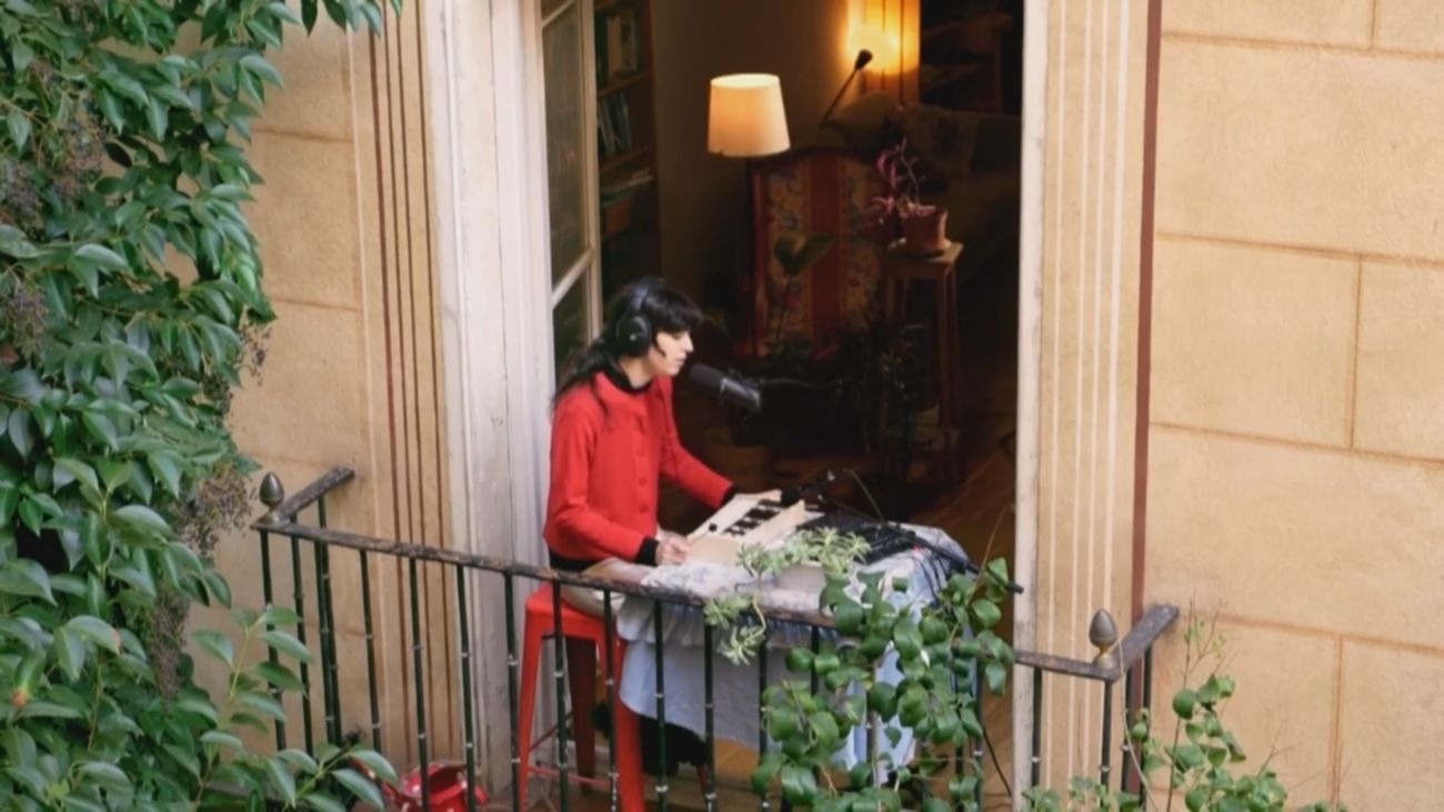 Malasaña practica su particular 'balconing' musical