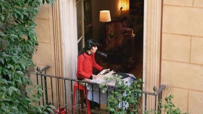 Malasaña practica su particular 'balconing' musical