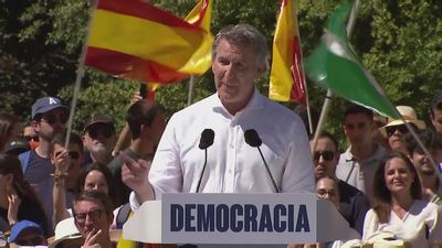 Feijóo exige a Sánchez que se "rinda" ante la democracia y se declara listo para relevarle