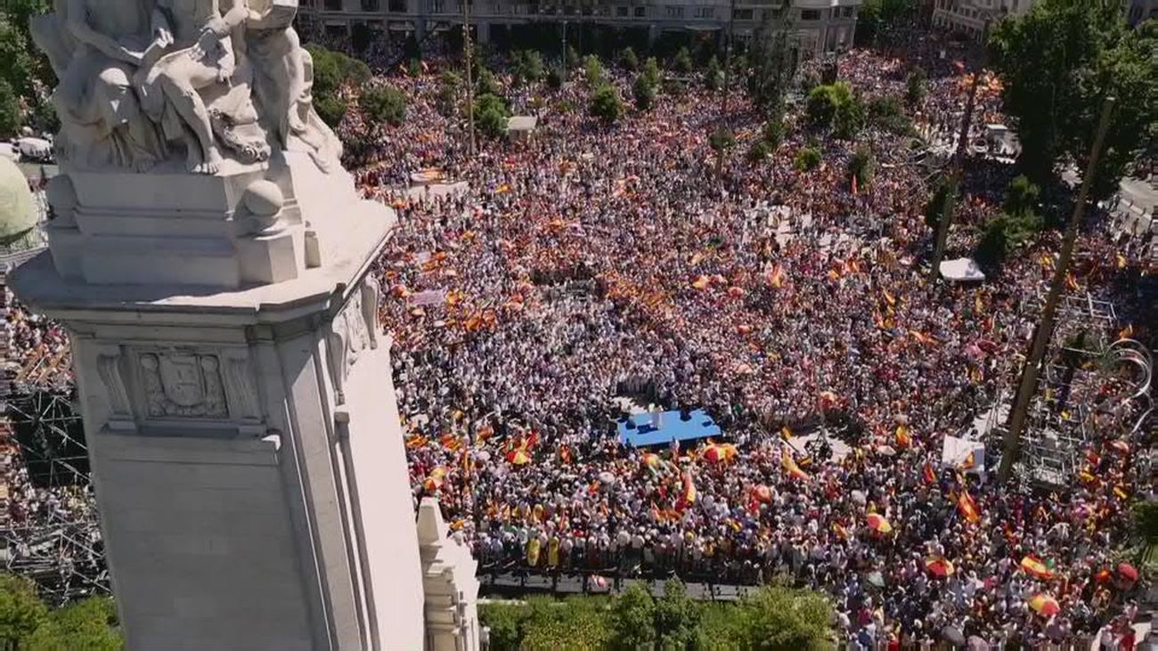 Decenas de miles de personas claman contra Sánchez y reclaman la ...
