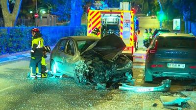 Un coche arranca un semáforo y una marquesina al esquivar a otro en Arturo Soria