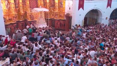 La locura de los almonteños en el salto de la reja para procesionar a la Virgen de El Rocío