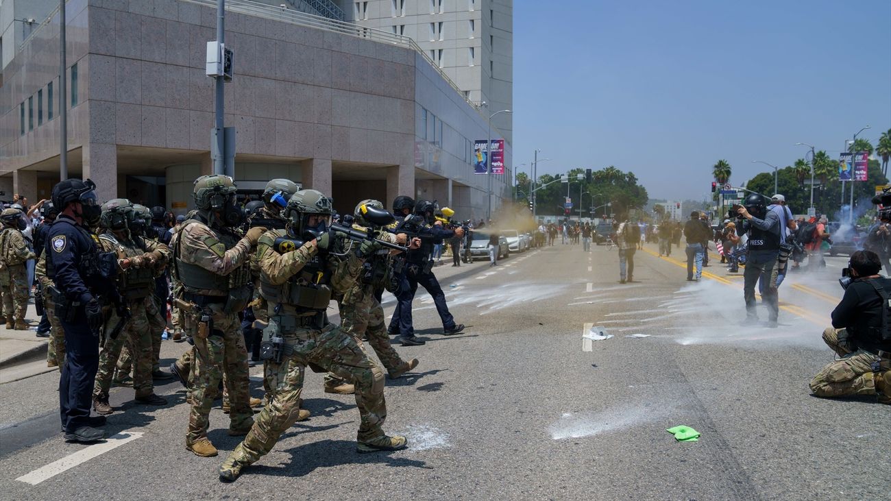 Unos 150 detenidos, incluidos menores, durante las protestas contra las redadas migratorias en California