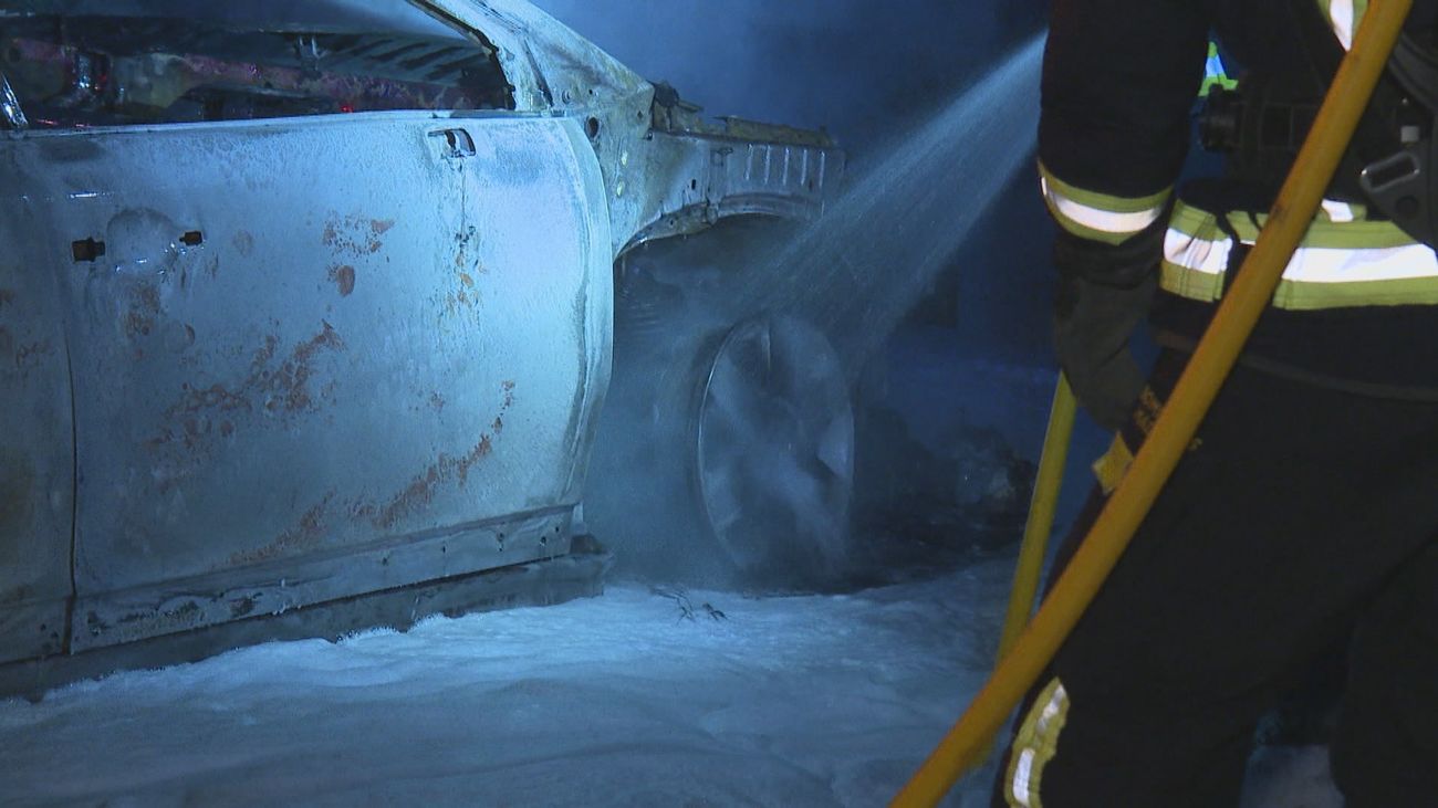 Un coche calcinado en la Casa de Campo