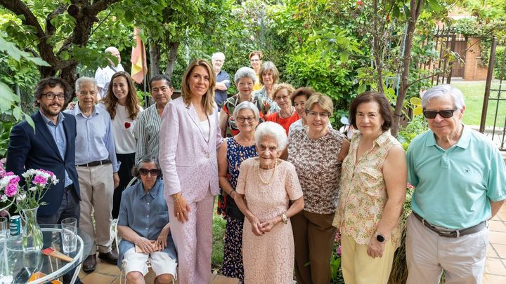 María Petra Cano junto a su familia y la alcaldesa de Pozuelo / PalomaTejero_
