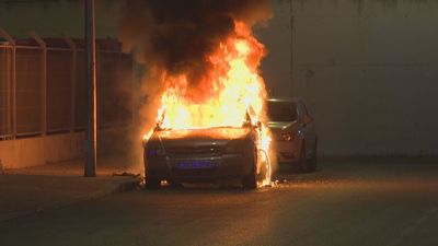 Un coche resulta calcinado en plena calle en Puente de Vallecas
