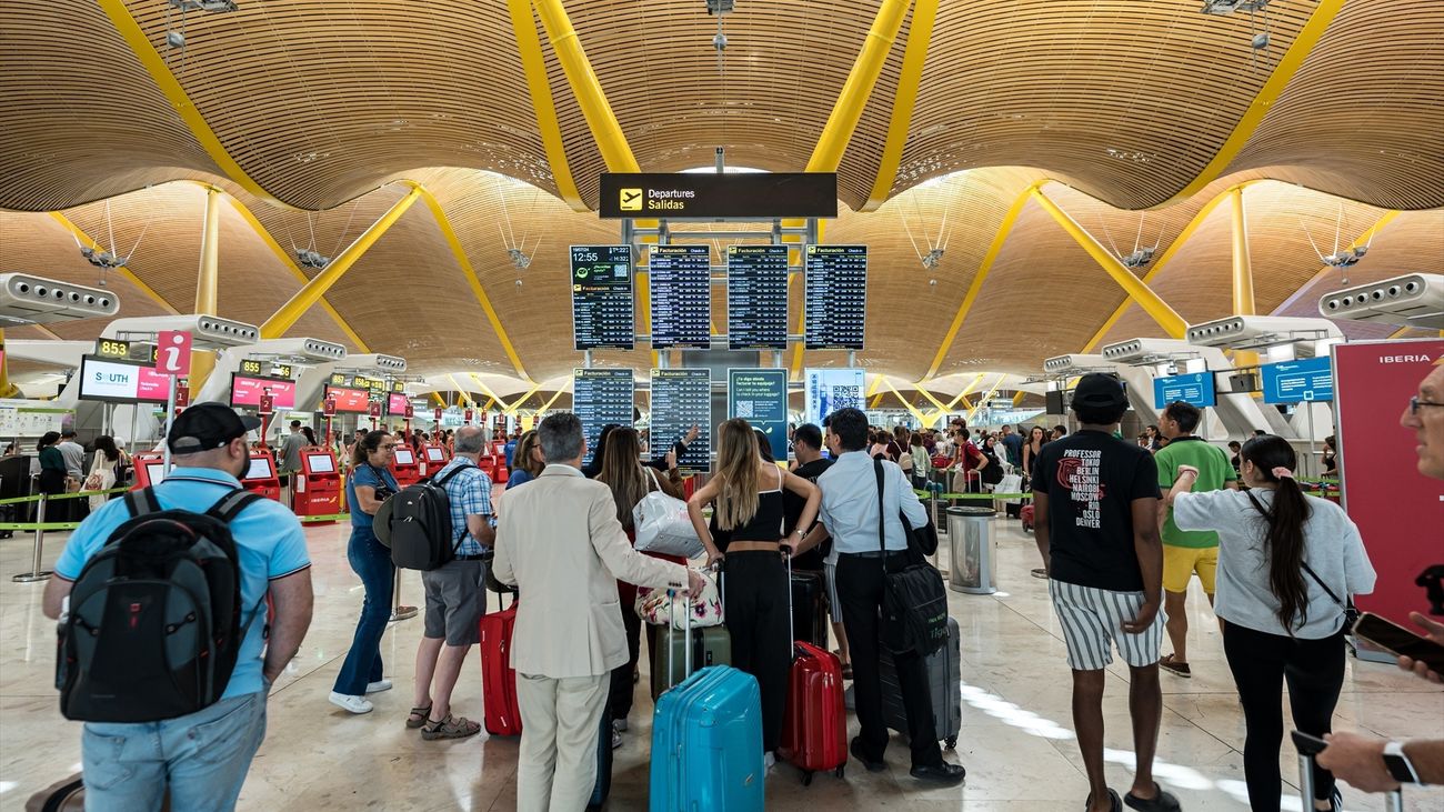 La Comunidad de Madrid pide que se invierta también en Barajas y no solo en el Prat por "sectarismo"