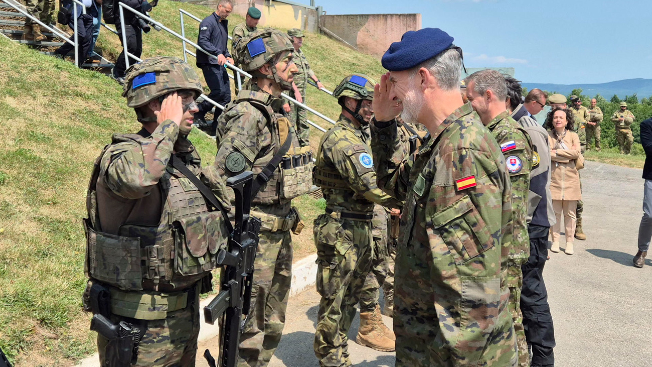 El Rey Felipe VI 'pasa revista' a las tropas españolas de la OTAN en Eslovaquia
