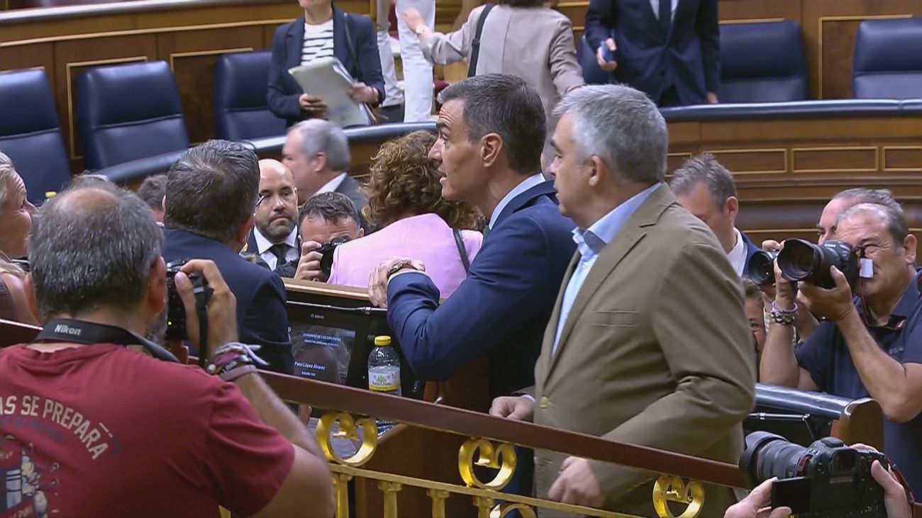 Sánchez y Cerdán evitan saludarse ante la prensa en el Congreso