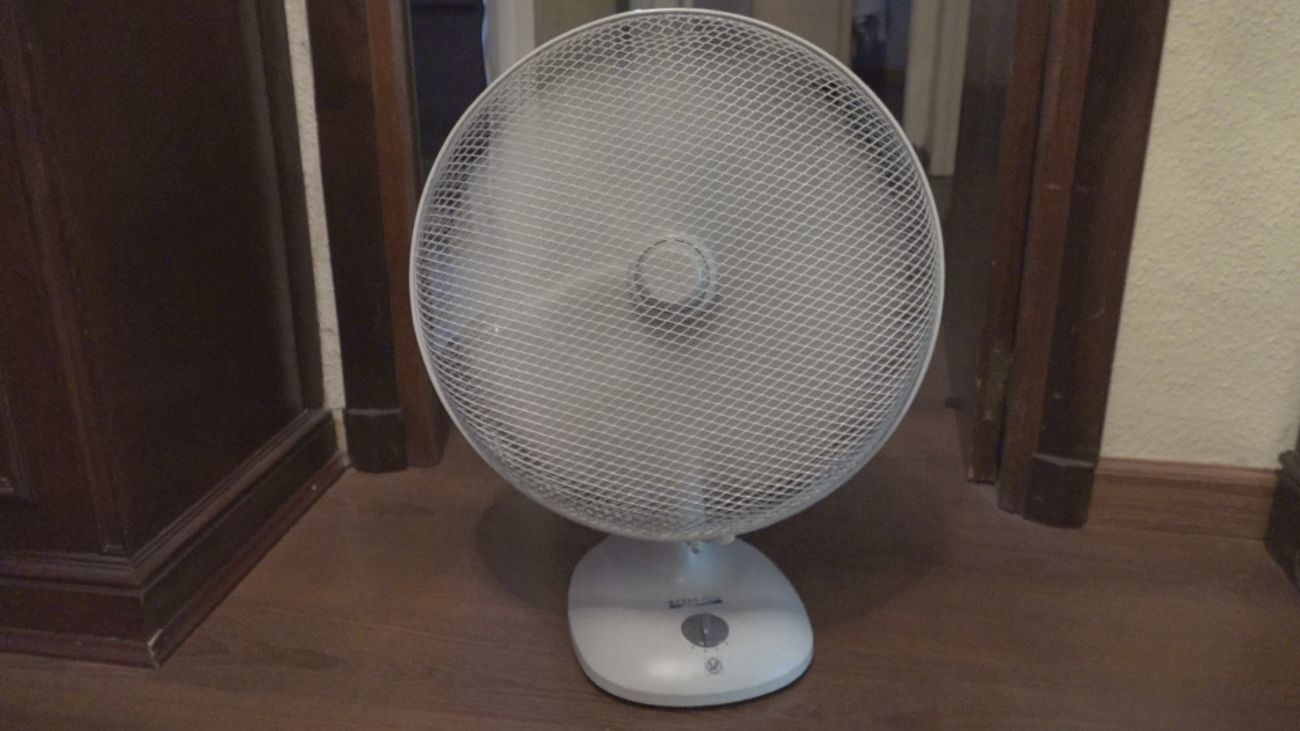 Ventiladores, 'pingüinos,' aire acondicionado... ¿Cuál es el método más eficiente contra el calor del verano?