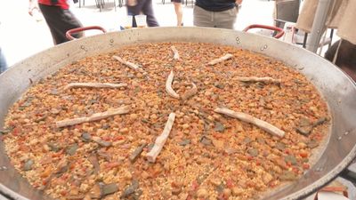 Los Bomberos de Madrid cocinan por una buena causa en el I Concurso de Paellas, en Madrid Río