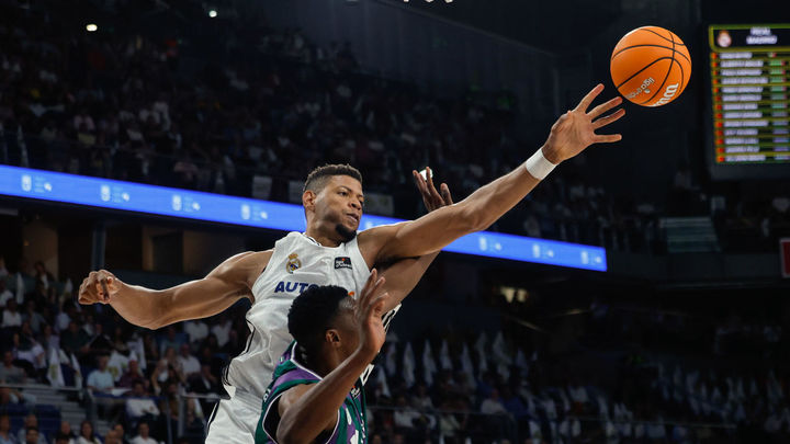 Tavares ante el Unicaja / EFE