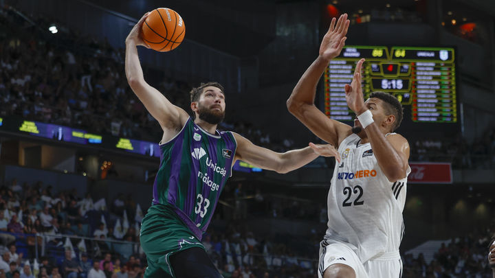 Tavares ante Unicaja / EFE