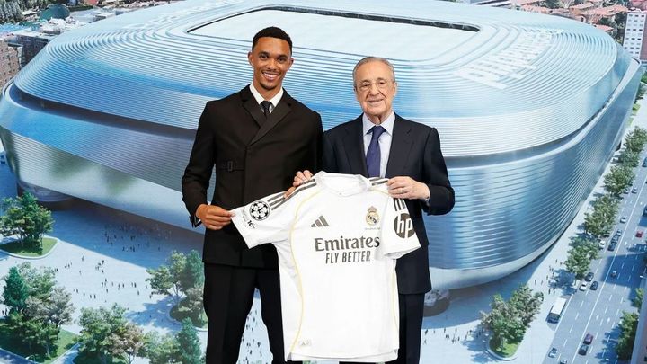 Trent Alexander-Arnold y Florentino Pérez / REAL MADRID